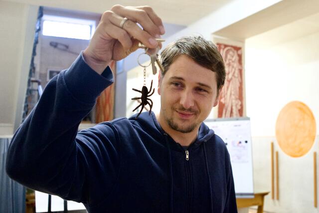 Benedikt Wallner mit der Spinne. | Foto: Santrucek