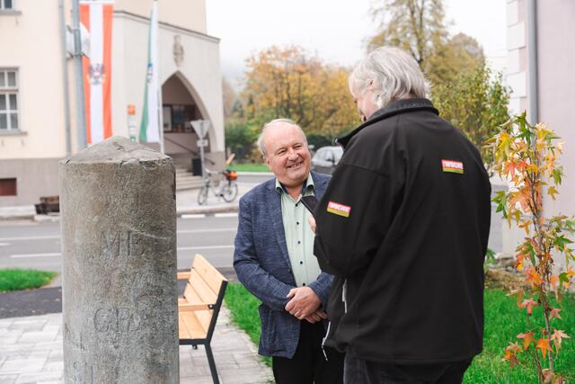 Auf dem "Platz der Geschichte" steht ein Markierungsstein-Stein von der ehemaligen Reichsstraße, die von Wien nach Triest auch durch Langenwang führte. Hier beim Siglhof hat man einst die Pferde gewechselt. | Foto: Ekatarina Paller