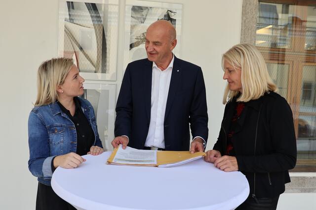 (V. l.) Unterausschussvorsitzende Astrid Zehetmair, VP-Klubobmann Christian Dörfel und VP-Pflegesprecherin Gertraud Scheiblberger. | Foto: OÖVP Landtagsklub