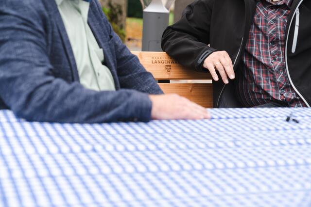 Blau-kariertes Tischtuch – eine Hommage an die bayerische Partnergemeinde Nittendorf. | Foto: Ekatarina Paller