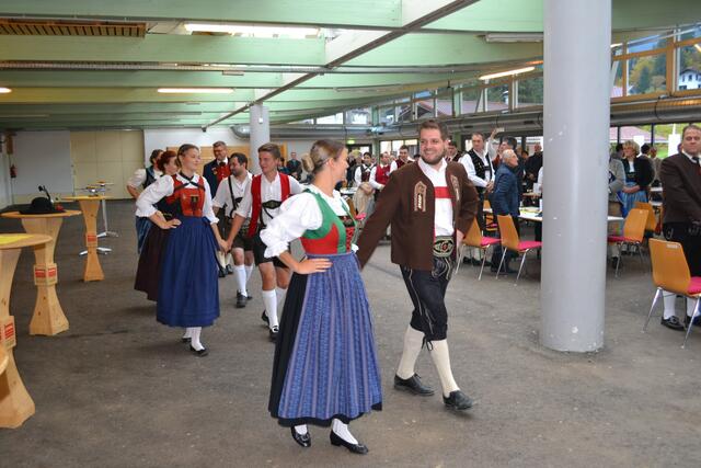 Tanz zum Gebet als festlicher Beginn der Heiligen Messe.