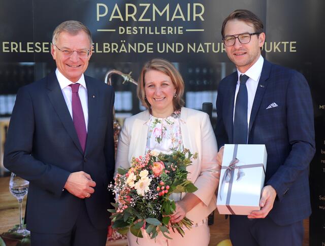Landeshauptmann Thomas Stelzer mit Karin und Franz Ratzinger. | Foto: Jungwirth