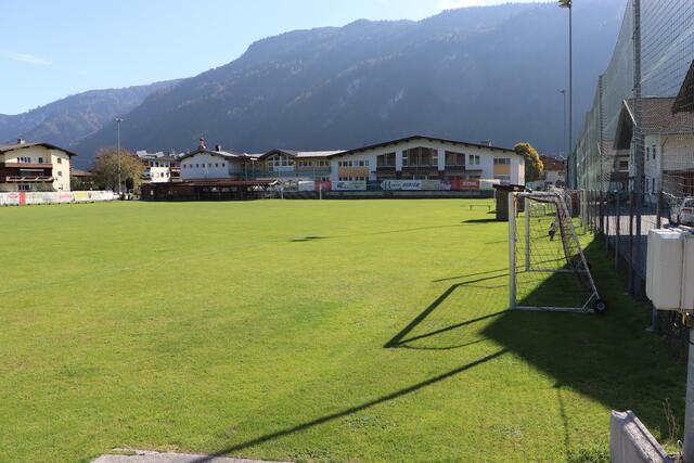 Der Sportplatz in Radfeld soll an einen neuen Standort angesiedelt werden, damit die Volksschule sowie der Kindergarten erweitert werden können. | Foto: Christoph Klausner