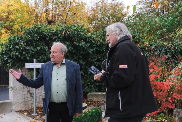 Der Langenwanger Bürgermeister Rudolf Hofbauer führt durch die neue Mitte im Ortszentrum von Langenwang. | Foto: Ekatarina Paller