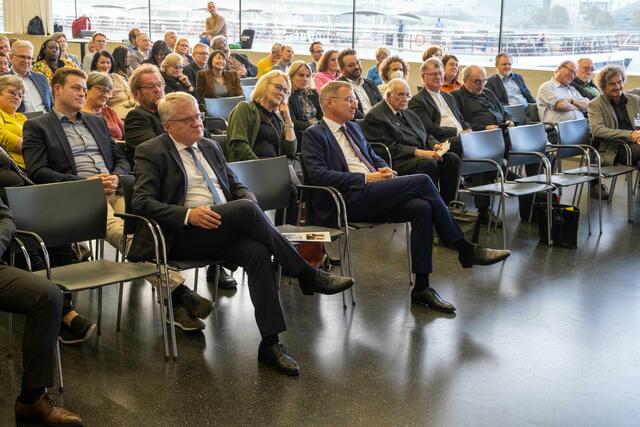 Vertreterinnen und Vertreter aus Kirche, Politik und Gesellschaft beim Festakt im Lentos Kunstmuseum Linz. | Foto: Diözese Linz/Johannes Kienberger