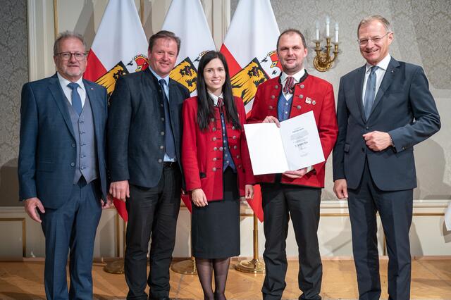 Musikkapelle Tiefgraben mit Bürgermeister Johann Dittlbacher (2.v.l.). | Foto: Peter Mayr/Land OÖ