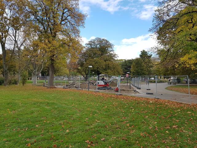 Die Bauarbeiten für den neuen Fitness- und Motorikpark in der Venediger Au laufen bereits.  | Foto: BV2