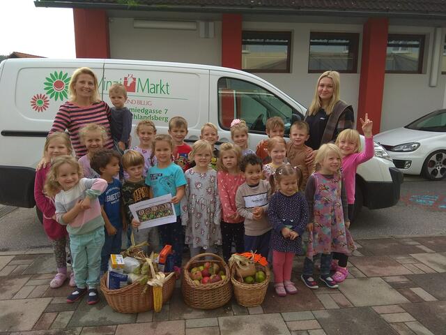 Die Kinder des Kindergartens Stainztal übergaben ihre Spenden dem Vinzimarkt Deutschlandsberg. | Foto: Hermann