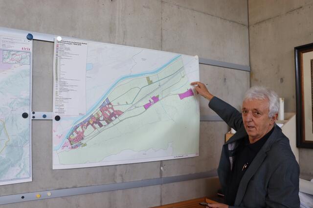 Bgm. Josef Auer steht der derzeit ausgewiesenen Retention in Radfeld sehr kritisch gegenüber. Er fordert, dass man die Fläche auf das Gebiet zwischen Maukenbach und der Gemeindegrenze zu Kundl beschränken sollte.  | Foto: Christoph Klausner