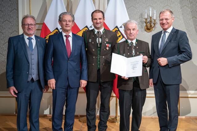 Hubertusmusikkapelle Attnang-Puchheim mit Bürgermeister Peter Groiß (2.v.l.). | Foto: Peter Mayr/Land OÖ