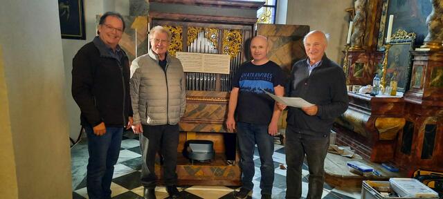Arnulf Prasch vom ORF Kärnten, Pfarrer Hans Peter Blümel, der uns diese Orgel schenkt; der Orgelbauer Tomaz Mocnik und Stiftsorganist Alois Gaggl.  | Foto: Privat