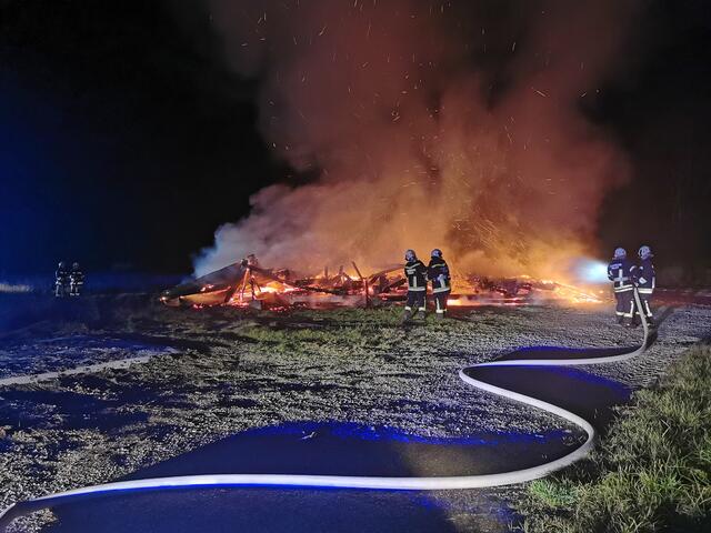 Die Feuerwehrenn konnten den Stadl nicht retten, er brannt komplett ab. | Foto: Zoom Tirol