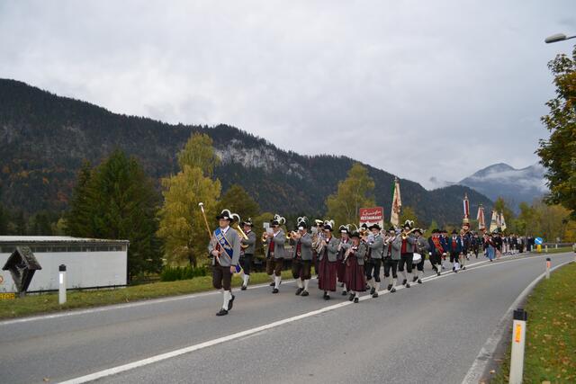 Angeführt von der BMK Höfen zog der Festzug durch Höfen.