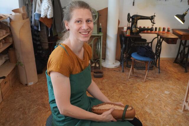 Manuela Kendler ist eine Schuhmachermeisterin. | Foto: Emanuel Hasenauer