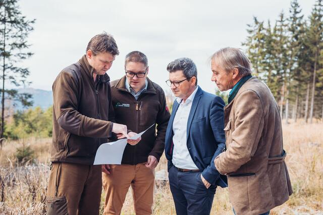 Von links: Oberförster Klaus Sunzenauer, Prokurist Christian Schwaiger (beide Forstgut Rosenhof) sowie Michael Lindner und Gerhard Neunteufel.
 | Foto: MecGreenie