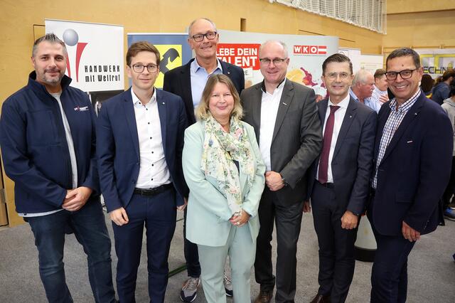 Franz Pointinger, Dominik Altreiter (Raiba Grieskirchen), Doris Aflenzer, Thomas Wimleitner (2. Reihe), Günther Baschinger, Erwin Schützeneder, Hans Moser. (v. l. ) | Foto: Andreas Maringer