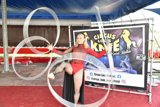 Nicole Berousek hat eine grandiose Hula-Hoop-Darbietung vorbereitet.