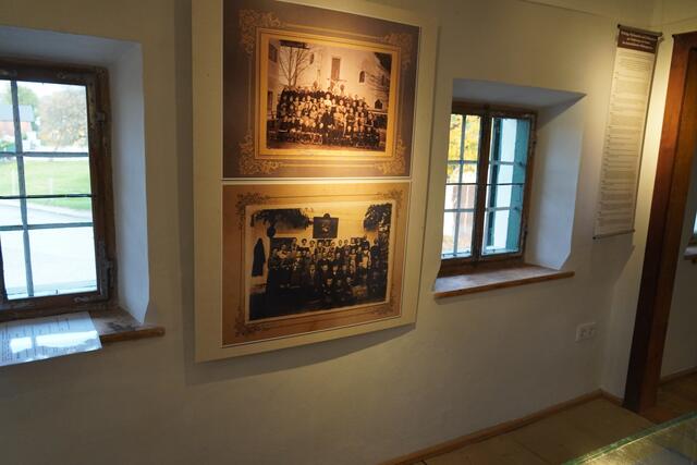 Bei der Ausstellung „Schule vor hundert Jahren" in Arnsdorf. | Foto: Emanuel Hasenauer