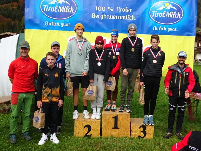 Siegerehrung der Klassen S15 mit Gratulanten von TSV, Gemeinde und SV Erpfendorf