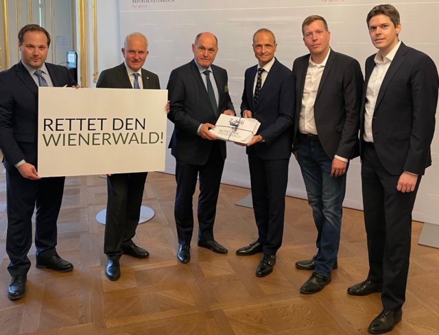 V.l.n.r.: Döbling-Bezirksvorsteher Resch, Gemeinderat Gorlitzer, Nationalratspräsident Sobotka, Nationalrat Gerstl, Liesing-Bezirksvize Gasselich und Ottakring Bezirkspartiobmann Trittner (allesamt ÖVP) | Foto: Francesco Steiner