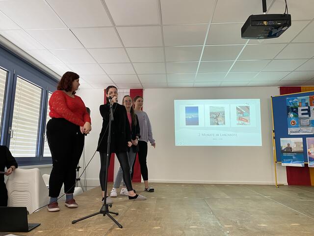 Jasmin, Viktoria, Melanie und Schulsprecherin Luise berichteten von ihrem Langzeitaufenthalt im Januar und Februar auf Lanzarote bzw. in Italien