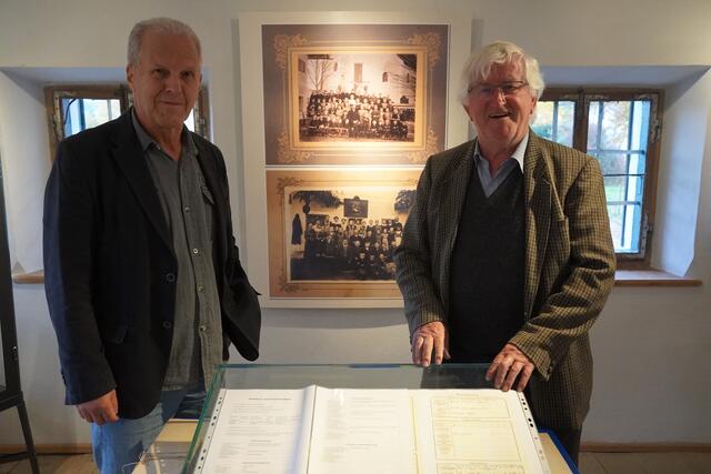 Gerhard Kriegseisen (links) und der Kustos des „Stille Nacht Museums Arnsdorf", Max Gurtner bei der neuen Ausstellung. | Foto: Emanuel Hasenauer