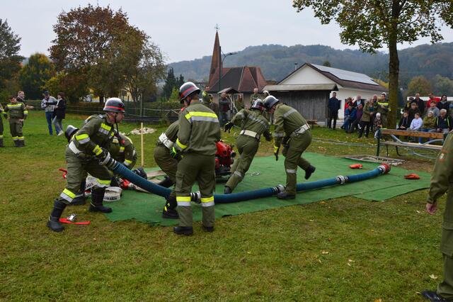 Und los geht es mit dem Aufbau der Löschleitung. | Foto: Gerhard Kupfer