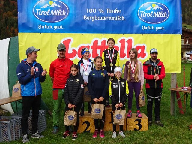 Die Siegerinnen im K12-Bewerb beim Tirol Milch-Biathlonsommercup am Lärchenhof mit Gratulanten von TSV und SV Erpfendorf 