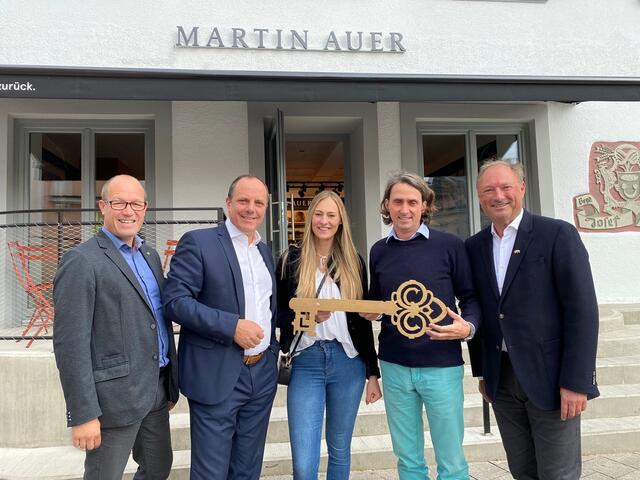 Gerwald Hierzi und Christoph Stark bei der Eröffnung mit Familie Waitzl und Eigentümer Friedrich Sperl. | Foto: Stadtmarketing Gleisdorf