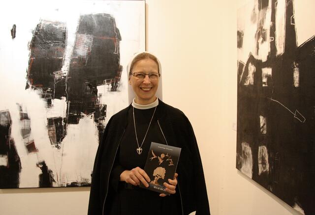 Sr. Daniela Stolz begrüßte im Namen des Ordens der Barmherzigen Schwestern von Zams zur Lesung.