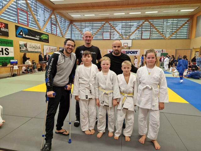 Florian Pöllabauer (Trainer, l.), Demirel Muric, Lukas Steindl, Nico Siegl, Sophia Krenn. | Foto: Judo-Club Bruck