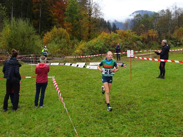 Laurena Viertl (KSC) auf der Crosslaufstrecke beim Sommer-Biathlon am Lärchenhof