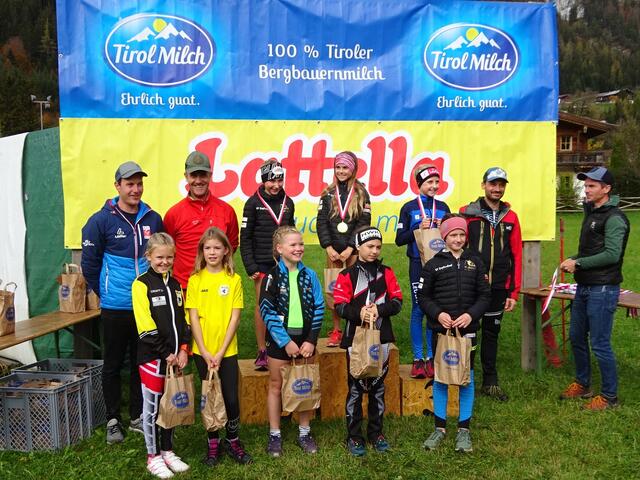 Die Siegerinnen im K11-Bewerb beim Tirol Milch-Biathlonsommercup am Lärchenhof mit Gratulanten von TSV und SV Erpfendorf 