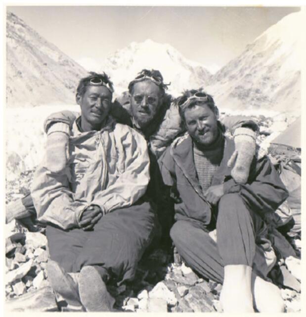 Herbert Tichy, Josef Jöchler und ihr Träger bei der Erstbesteigung des Cho Oyu. | Foto: Austria Forum