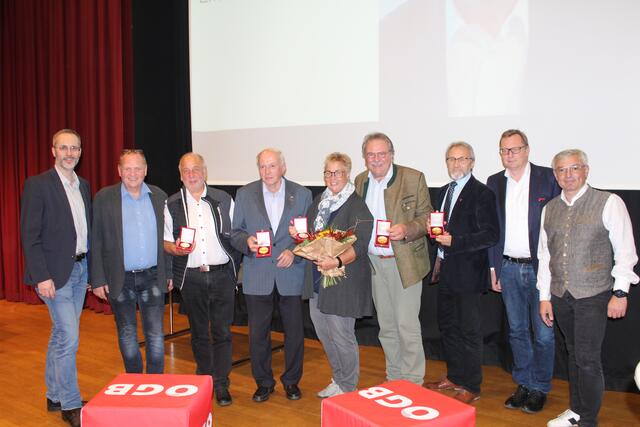 Viermal wurde die goldene Verdienstmedaille und einmal die silberne Verdienstmedaille des ÖGB verliehen.  | Foto: Aigner