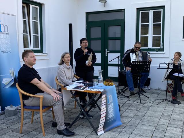 Dorothea Zeichmann mit Gesprächspartner Michael Hirschler und Bibliotheksleiterin Andrea Karall. Für die Musik waren KaRoJa zuständig