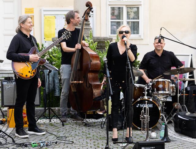 Das Quartett rund um Michaela Rabitsch und Robert Pawlik tritt öfters in Währing auf, jetzt kommen sie in die Gentzgasse. | Foto: Martin Winzisch – live@Jazz &amp; Genusstag Margareten