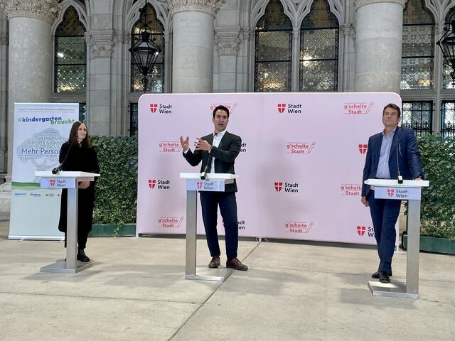 Pädagogische Leiterin der St. Nikolaus Stiftung, Susanna Haas, Vizebürgermeister und Bildungsstadtrat Christoph Wiederkehr (Neos) und Kurt Burger, stellvertretender Leiter der MA 10. | Foto: Barbara Schuster/RMW
