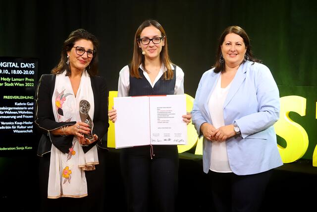 Überreicht wurde die Trophäe von den beiden Stadträtinnen Kathrin Gaál (Frauen, SPÖ; links) und Veronica Kaup-Hasler (Kultur &amp; Wissenschaft, SPÖ; rechts).  | Foto: PID/VOTAVA
