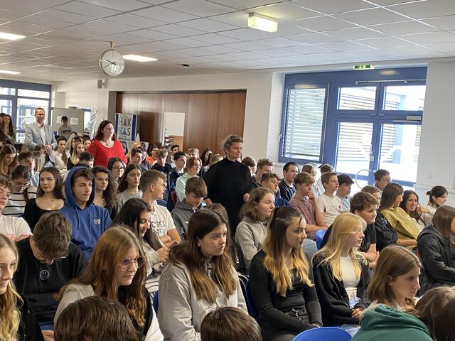 Die SchülerInnen folgten aufmerksam den Berichten ihrer älteren Schulkolleginnen