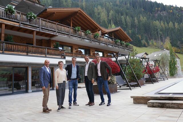 Otmar Ladner, Brigitte und Georg Ehrenberger, Christoph Walser und Michael Gitterle (v.l.) auf der Terrasse des Hotels Weisses Lamm in See.  | Foto: WK Tirol