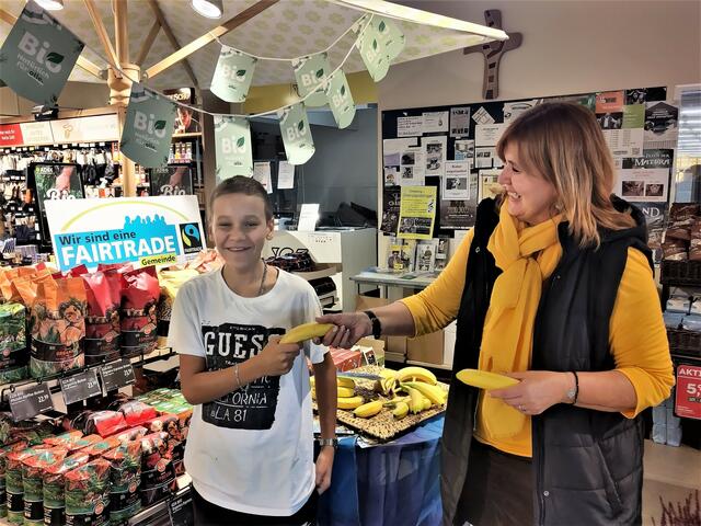 Teilnehmer des Torball-Turnieres blinder und sehbehinderter Sportler wurden mit fairen Bananen versorgt. | Foto: Fairtrade-AK Ostermiething