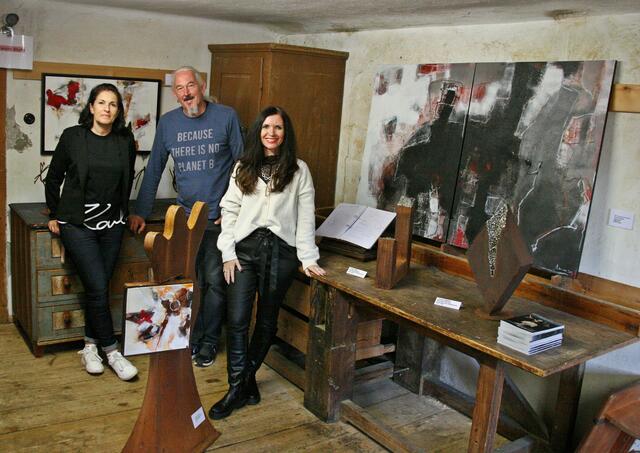 Das Künstlertrio Irene Guggi Wallnöfer, Bernhard Witsch und Alexandra Rangger beendete die Gemeinschaftsausstellung "ShiftingPositions" mit einer Finissage mit Lesung. Zahlreiche BesucherInnen durften die Drei im besonderen Ambiente der Galerie Kronburg begrüßen.