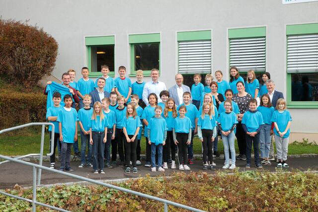 Zum feierlichen Start der Partnerschaft wurde eine Kooperations-Urkunde unterzeichnet und zwi-schen der Schule und den beteiligten Firmen ausgetauscht.Zusätzlich wurden T-Shirts an die Schüler übergeben. | Foto: Foto Mathe