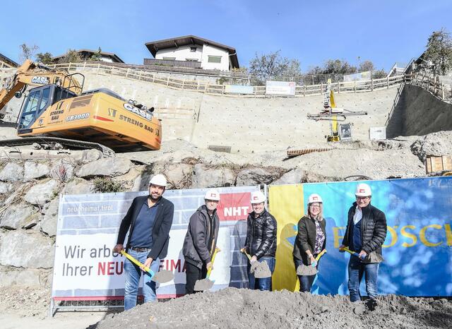 Spatenstich für das nächste NHT-Wohnbauvorhaben in Landeck mit (v.re.) Geschäftsführer Hannes Gschwentner, Gemeinderätin Beate Scheiber, Vizebürgermeister Thomas Hittler, Architekt Harald Kröpfl und Alexander Feichter (Baufirma Fröschl).  | Foto: NHT/Vandory