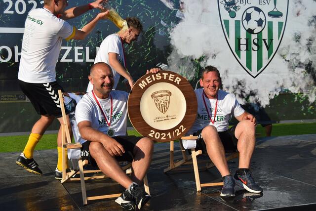 Werner Sickinger und Co-Trainer Andreas Kallinger bei  der Aufstiegsfeier 2022. | Foto: Sickinger