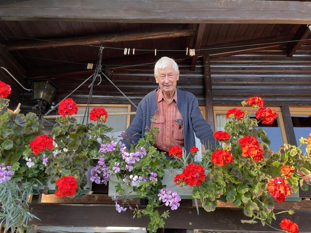 Heiner Ludescher wurde 1941 auf der Kanzelhöhe geboren. Heute verbringt er dort mit seiner Frau die Pension. | Foto: MeinBezirk.at