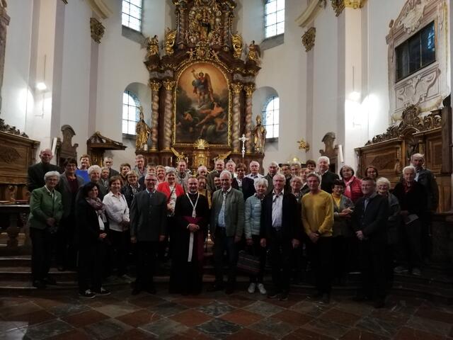 Pöttinger Senioreninnen- und Senioren, die Chauffeure mit Probst Martin Grasl und Landesabgeordneten Bürgermeister Peter Oberlehner in der Stiftskirche Reichersberg. | Foto: Johann Gittmaier