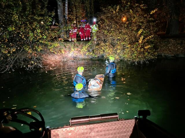 Die gefundenen Personen wurden zur Weiterversorgung an den Rettungsdienst am Ufer übergeben. | Foto: Samariterbund Zell am See