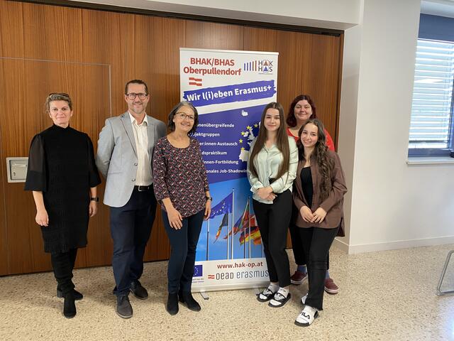 Dagmar Kraly-Stinakovits, Christian Pronai-Mariel und ERASMUS-Botschafterin Sigrid Murschenhofer mit den Organisatorinnen des Tages Sophia, Jasmin und Maya